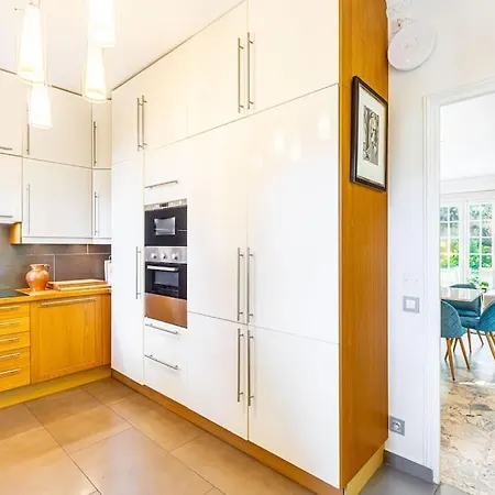 Entire 430 Sqm - 17 Bedrooms, 19 Beds, Des Ammonites