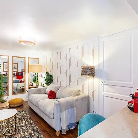 Entire 430 Sqm - 17 Bedrooms, 19 Beds, Des Ammonites Meudon