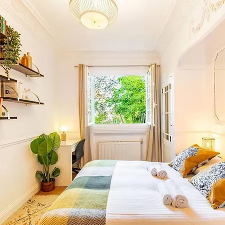 Entire 430 Sqm - 17 Bedrooms, 19 Beds, Des Ammonites *